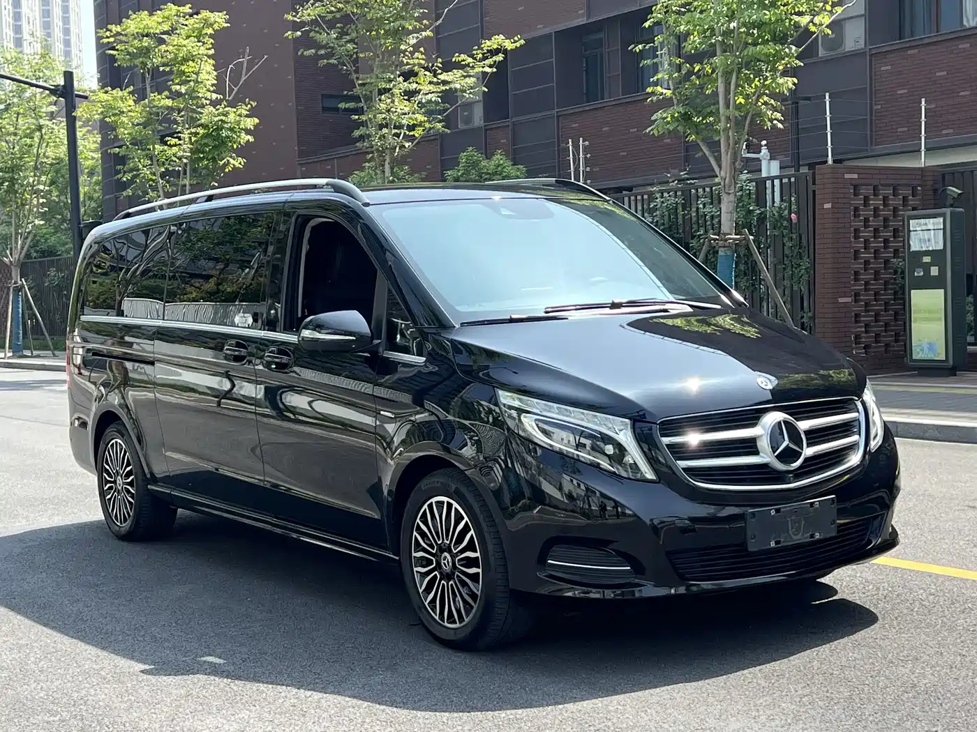 Mercedes-Benz V-Class 2018 V 260 L Premium Long Wheelbase Edition China VI фото 3