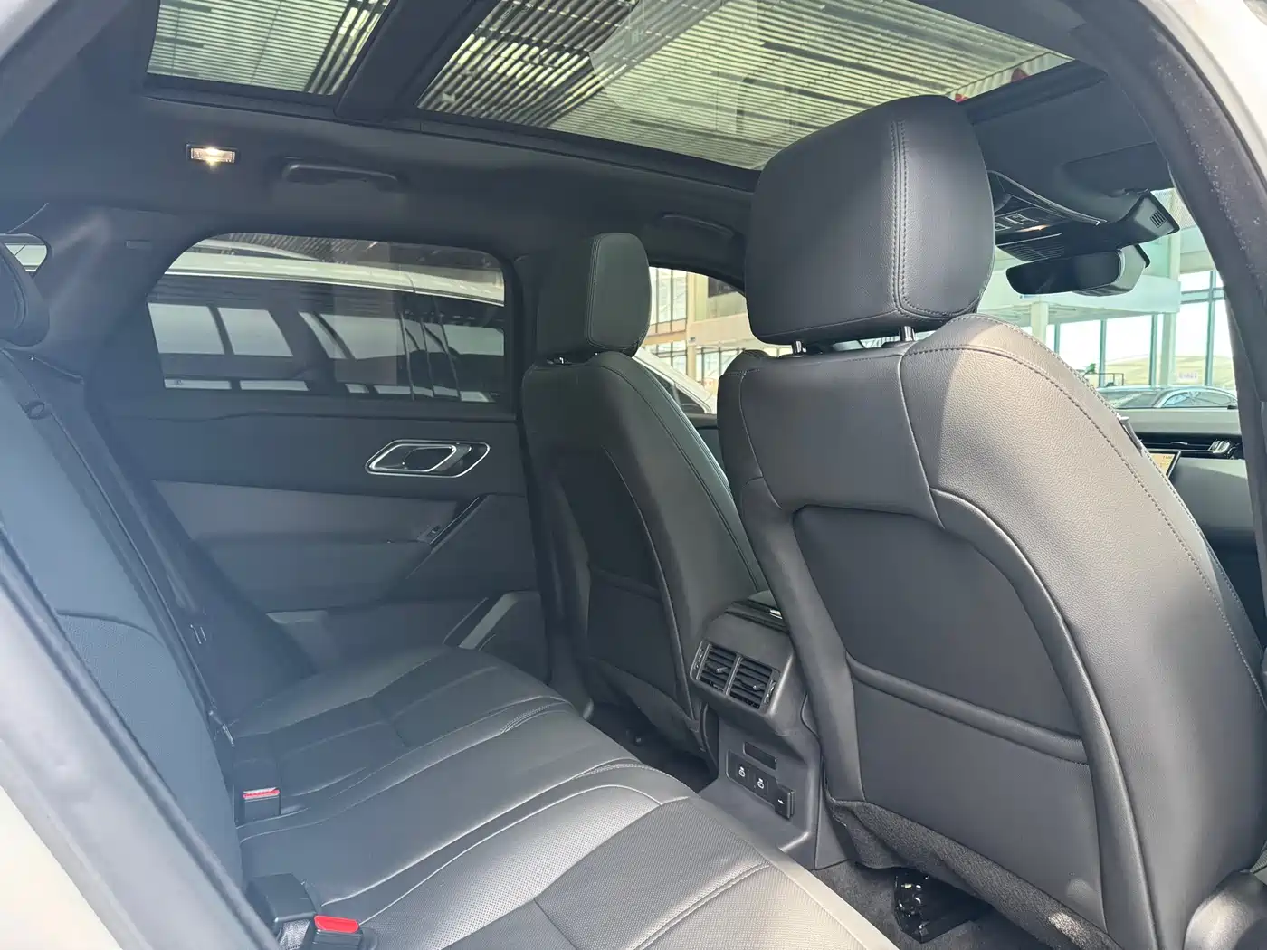 Land Rover Range Rover Velar 2024 Dynamic SE фото 11