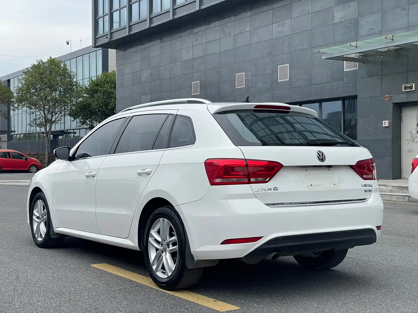 Volkswagen Lavida Tour 2017 180TSI DSG Comfort Edition фото 14