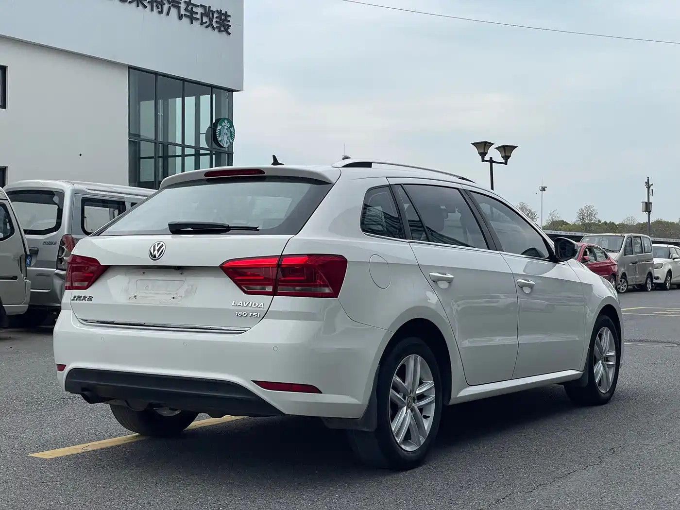 Volkswagen Lavida Tour 2017 180TSI DSG Comfort Edition фото 16