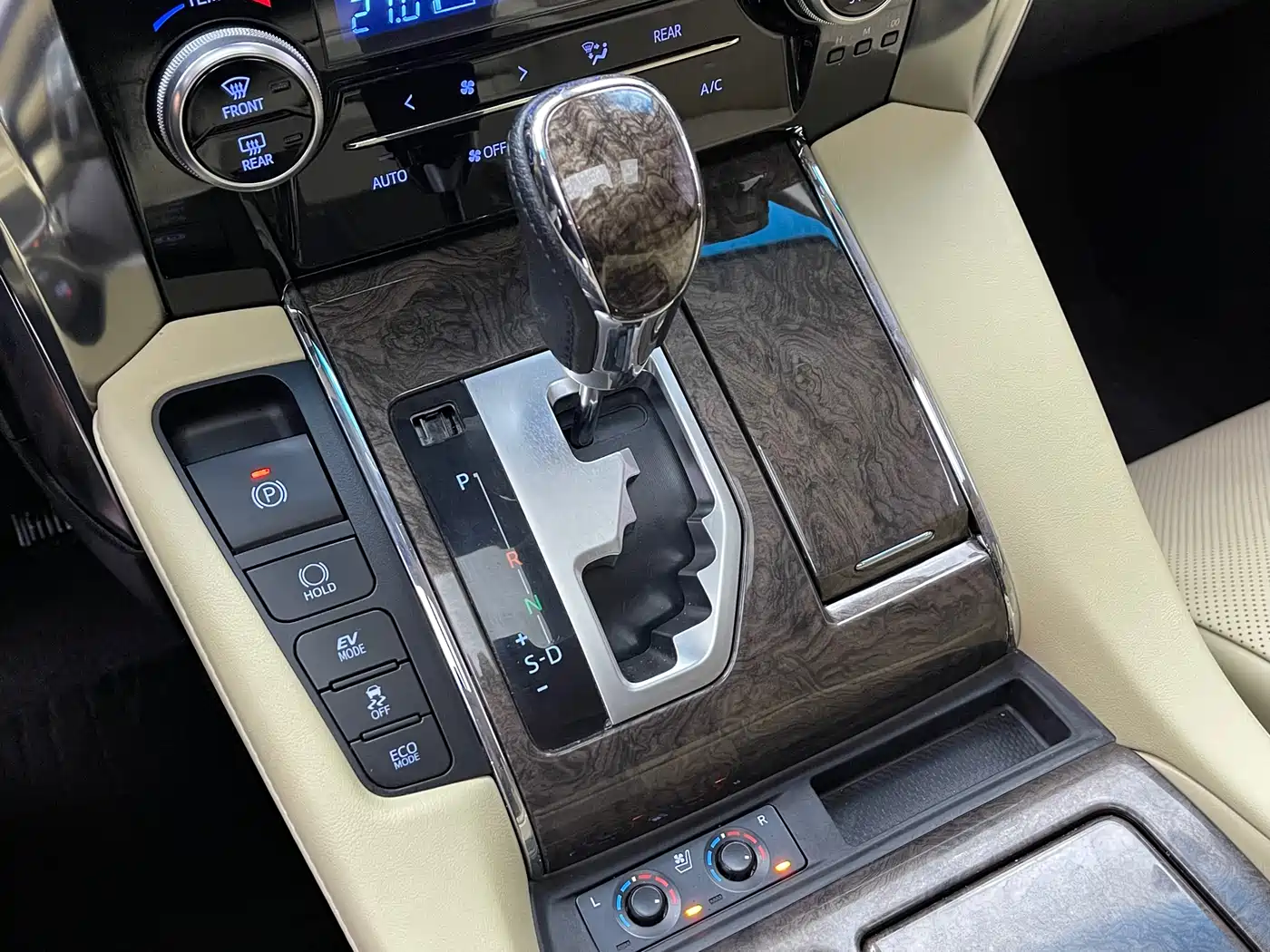 Toyota Vellfire 2020 Twin Engine 2.5L HV Premium Edition фото 12