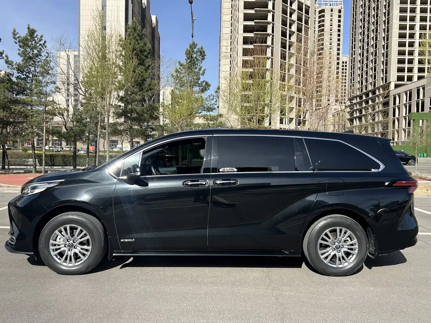 Toyota Sienna 2021 2.5L Hybrid Premium Edition фото 5