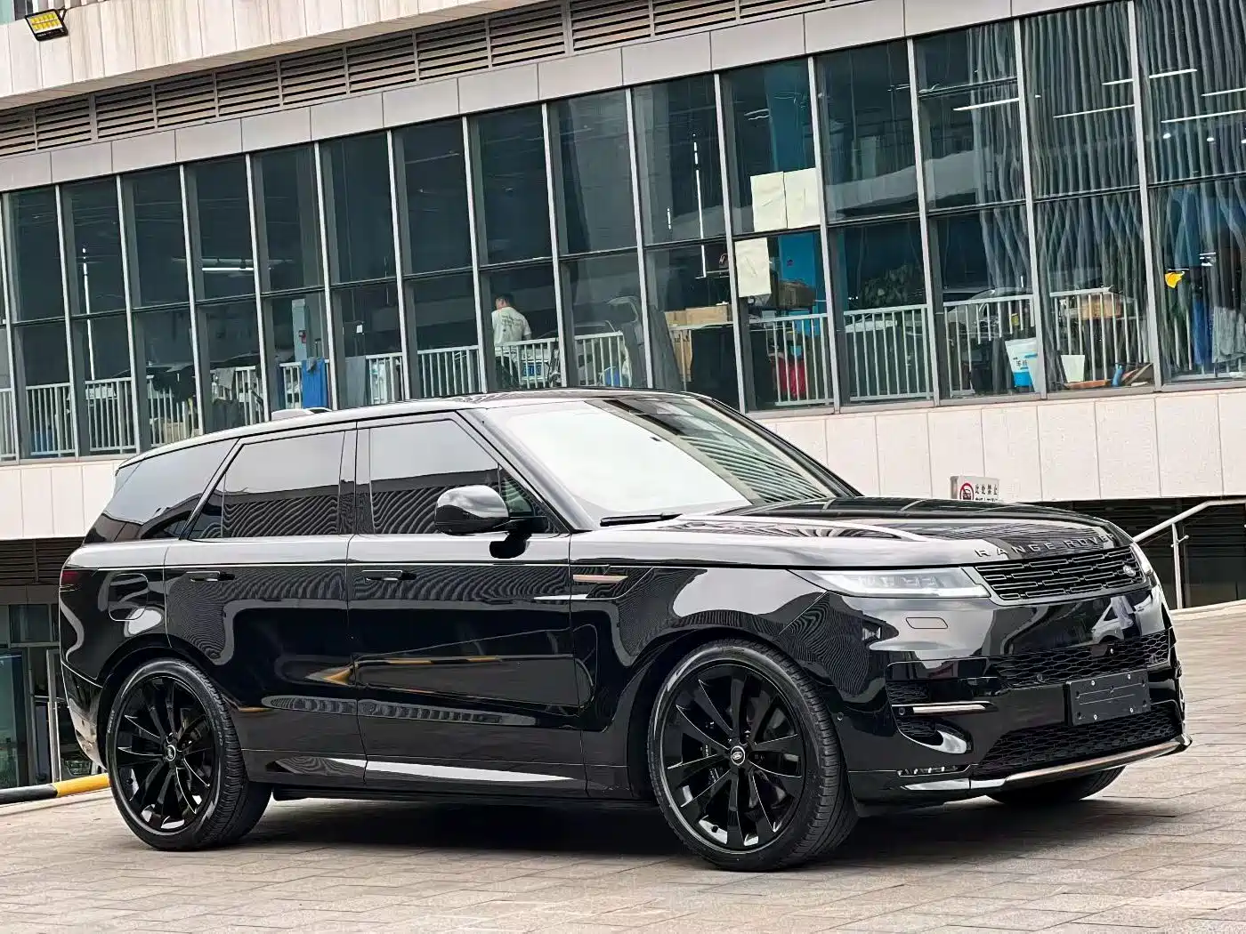 Land Rover Range Rover Sport 2023 400PS Dynamic SE фото 3