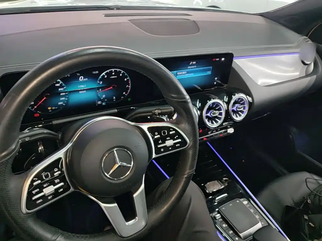 MERCEDES-BENZ GLA