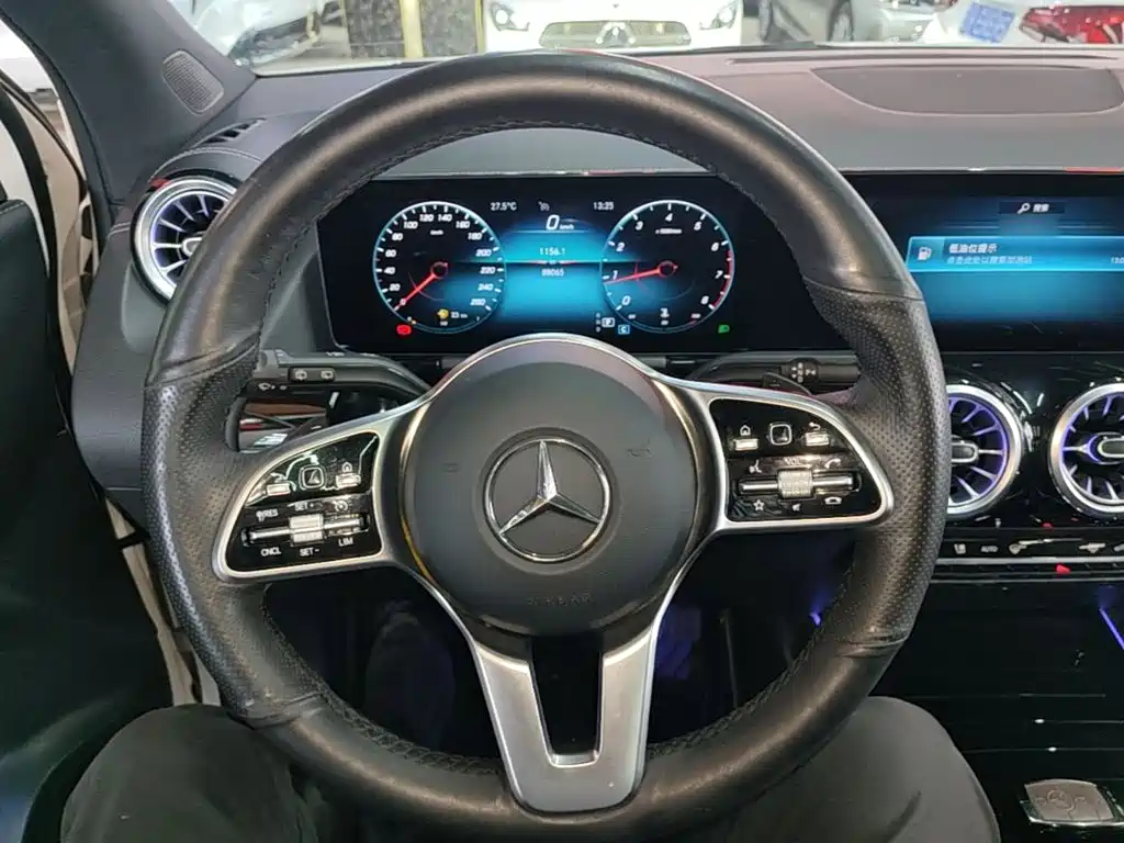 MERCEDES-BENZ GLA