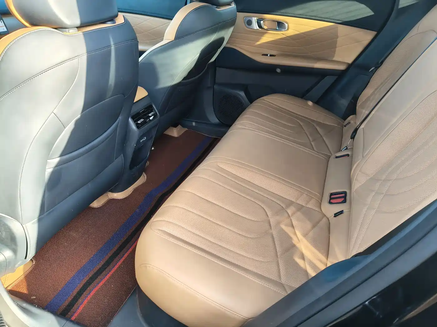Geely Galaxy Galaxy Starship 7 EM-i 2025 Model 120km Voyage+ Edition фото 10