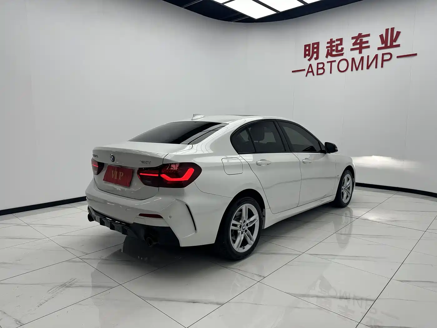 BMW 1 Series 2023 120i M Sport Shadow Edition фото 8