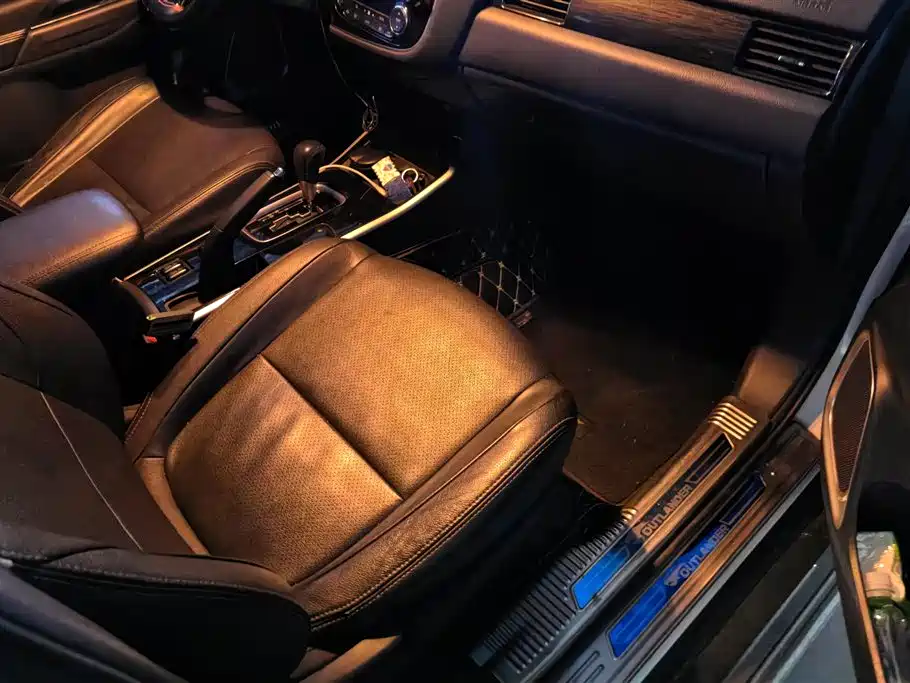 MITSUBISHI OUTLANDER