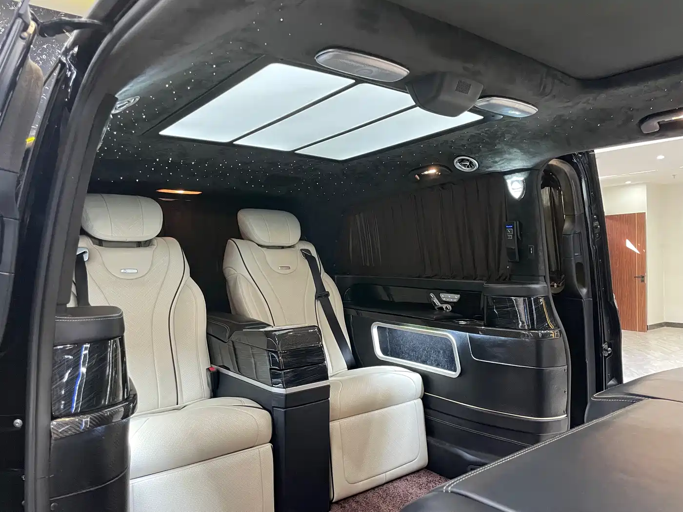 Mercedes-Benz V-Class 2018 V 260 L Premium Long Wheelbase Edition China VI фото 12