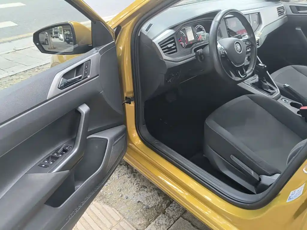 VOLKSWAGEN POLO