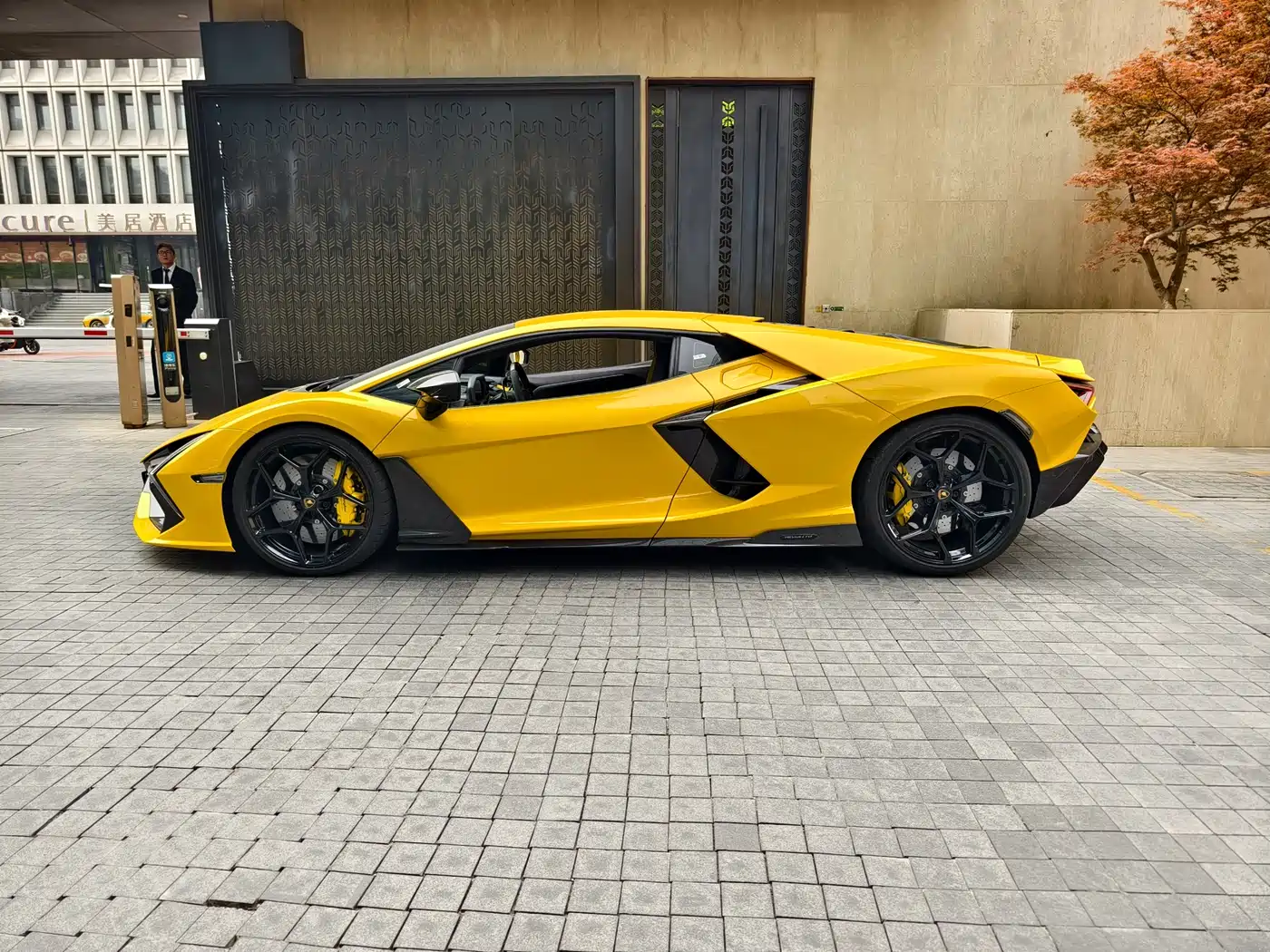 LAMBORGHINI REVUELTO