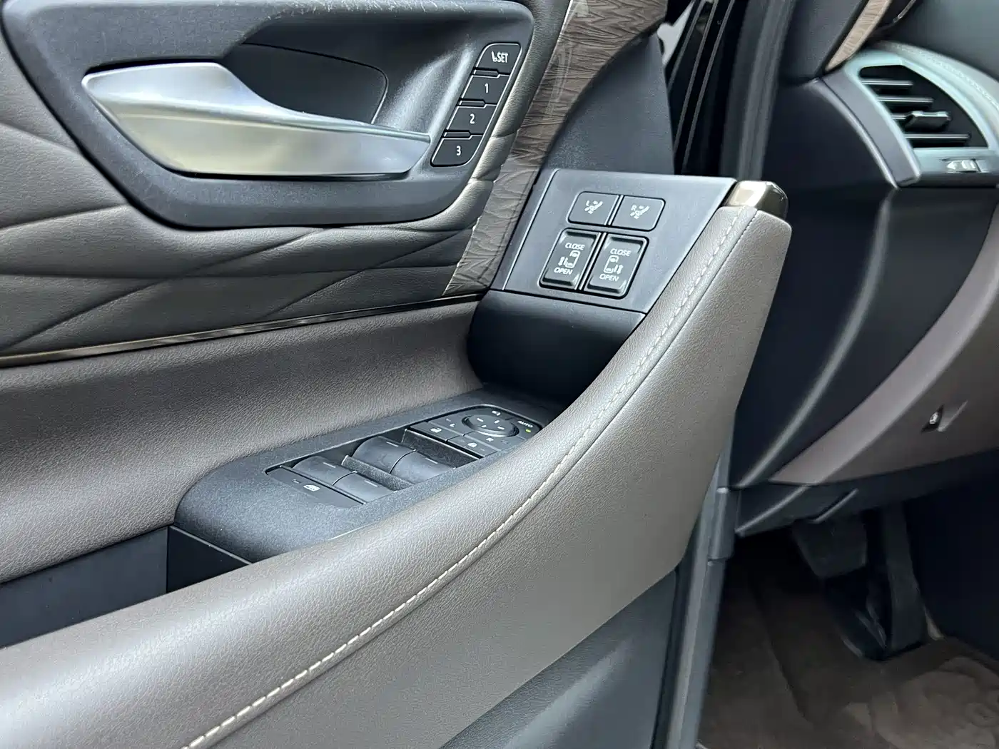 Toyota Vellfire 2024 2024 Crown Hybrid 2.5L Executive Premium Edition