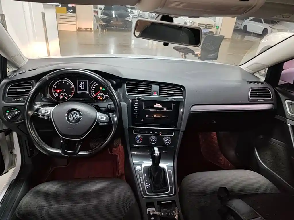 Photo 10 - Volkswagen Golf