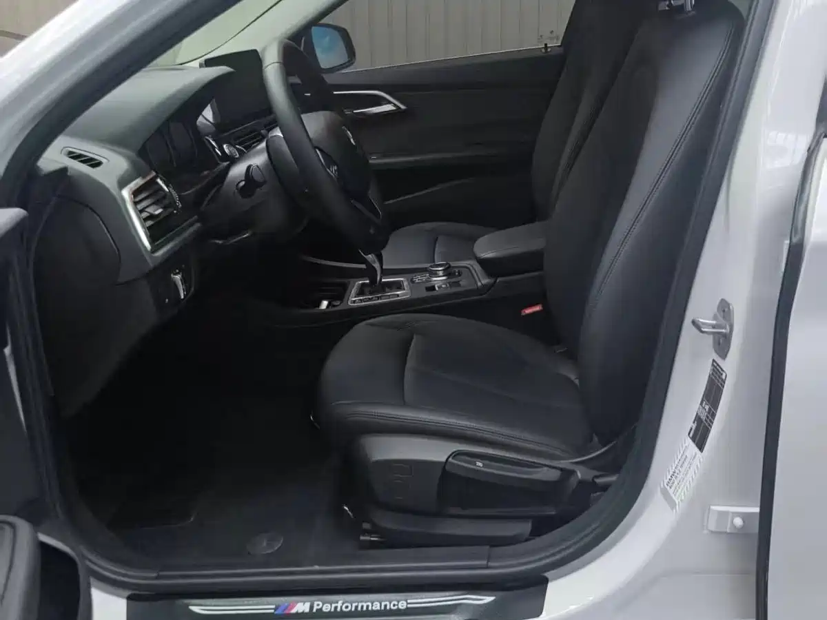 BMW 1 Series 2023 120i M Sport фото 17
