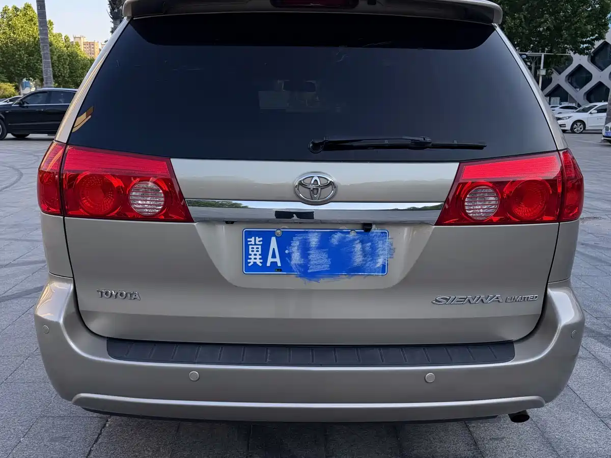 Toyota Sienna фото 4