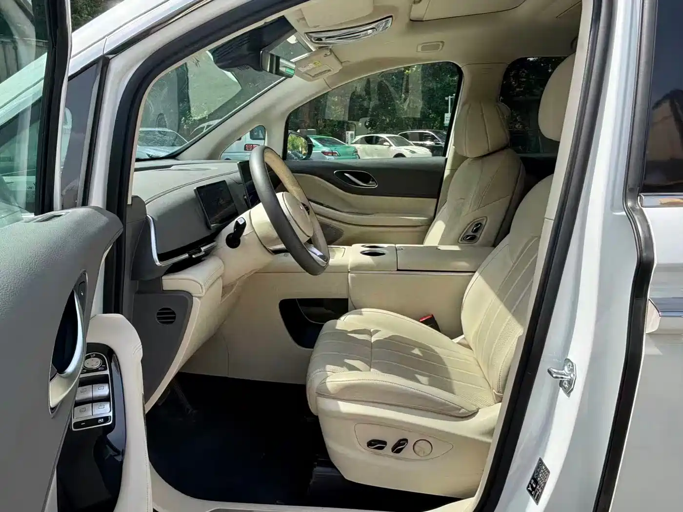 Voyah Auto Voyah Dreamer 2025 PHEV 4WD Kunpeng Premium Edition фото 3
