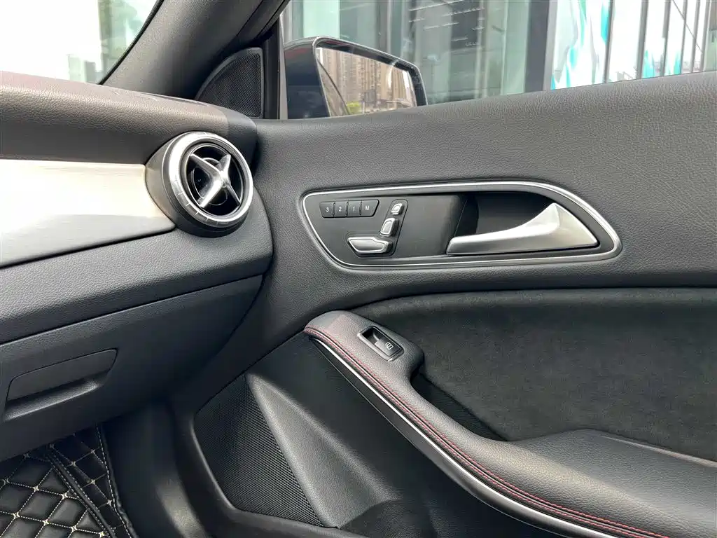 Mercedes-Benz CLA (Import) 2018 CLA 220 4MATIC фото 32