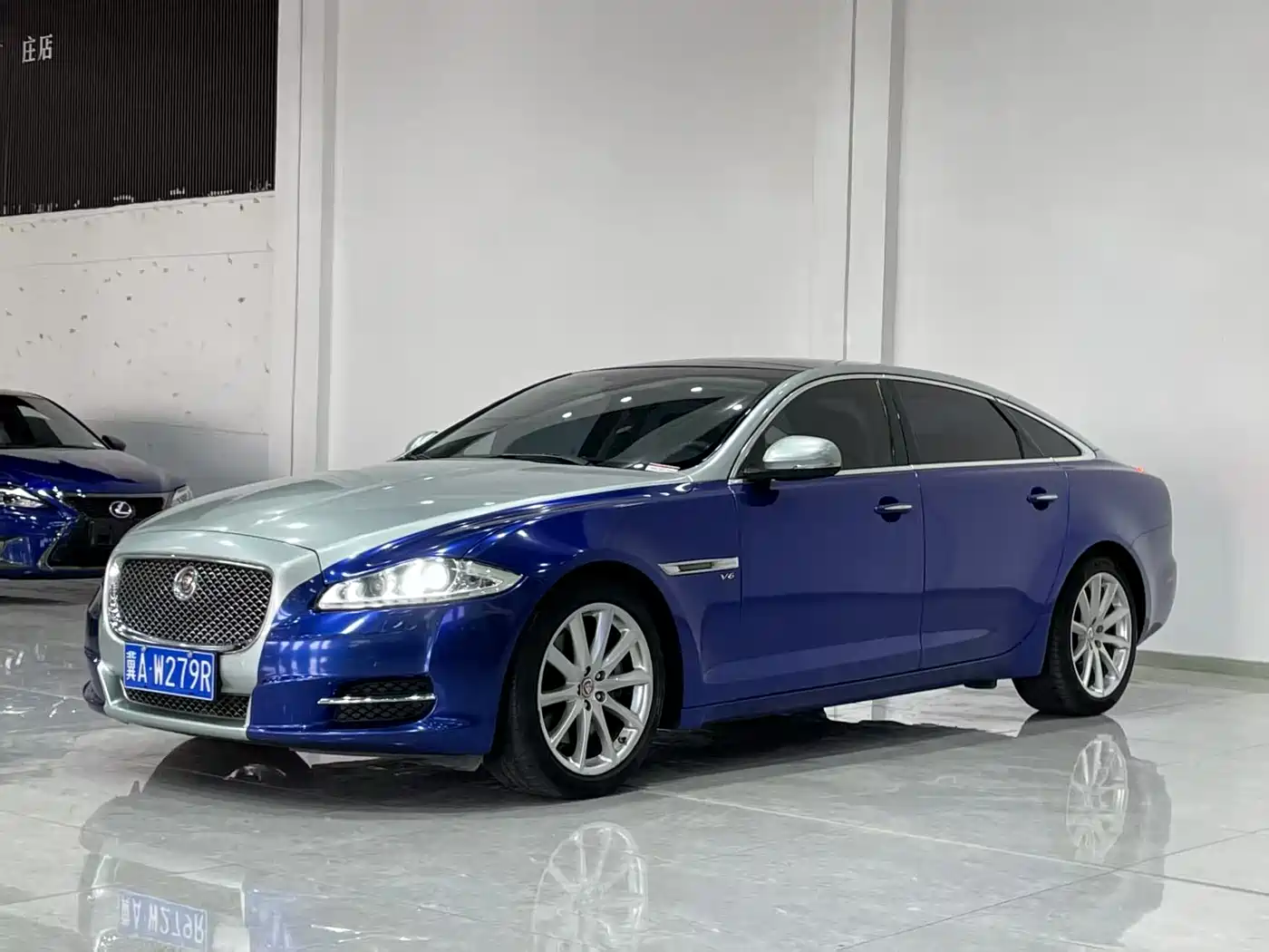 Photo 1 - Jaguar XJ