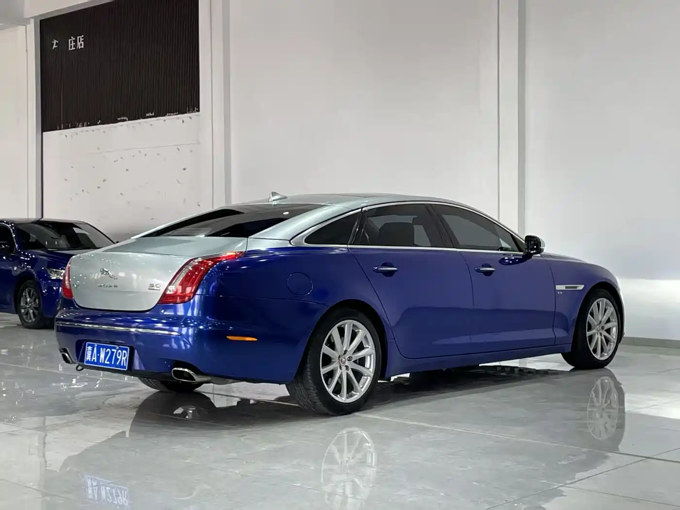 Photo 9 - Jaguar XJ