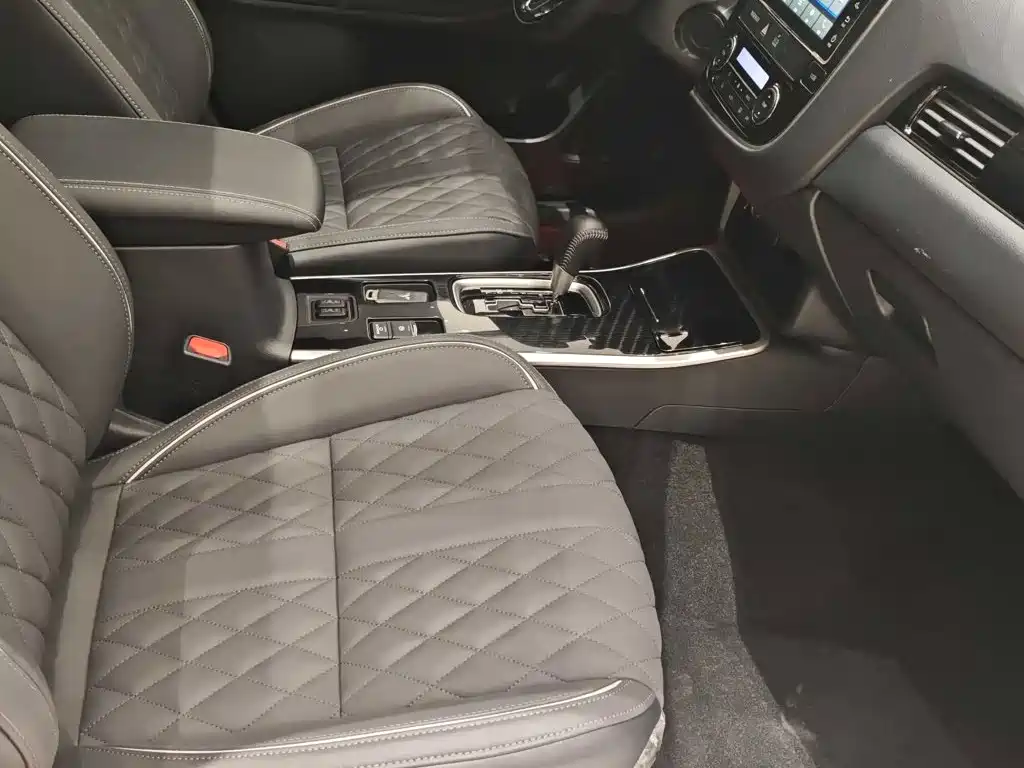 Photo 14 - Mitsubishi Outlander