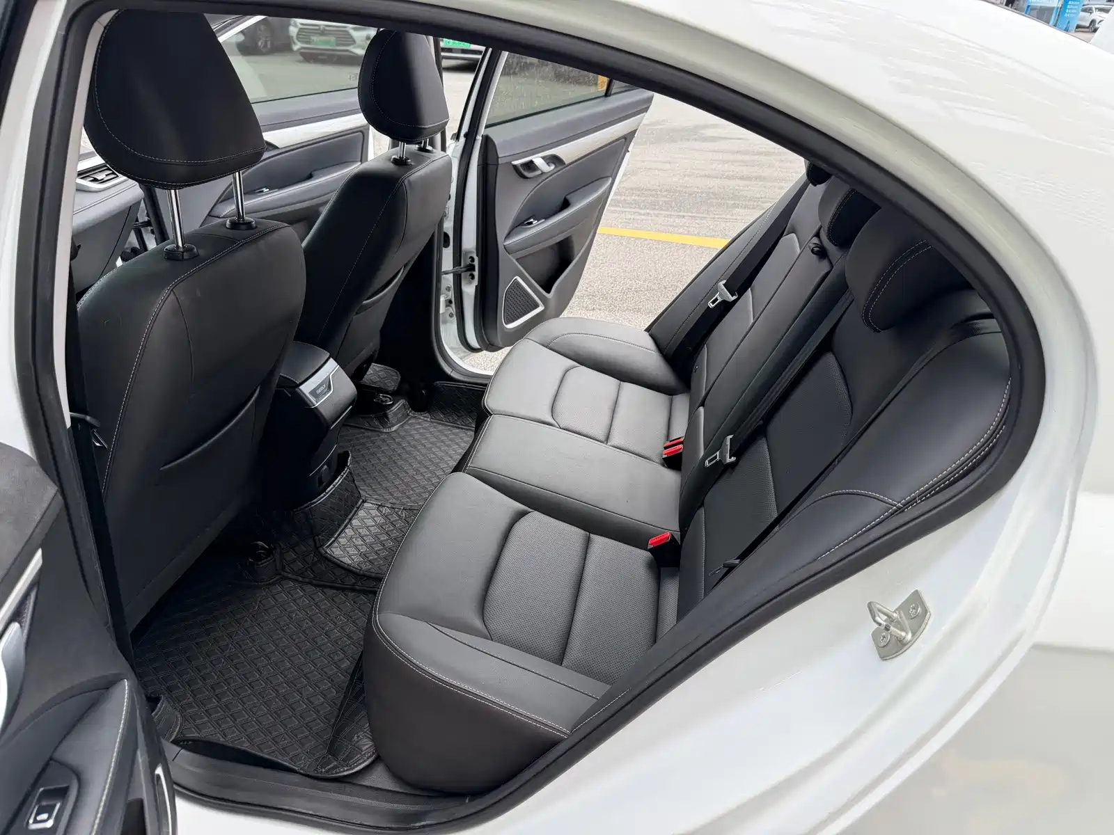 Фото 23 - Geely Emgrand
