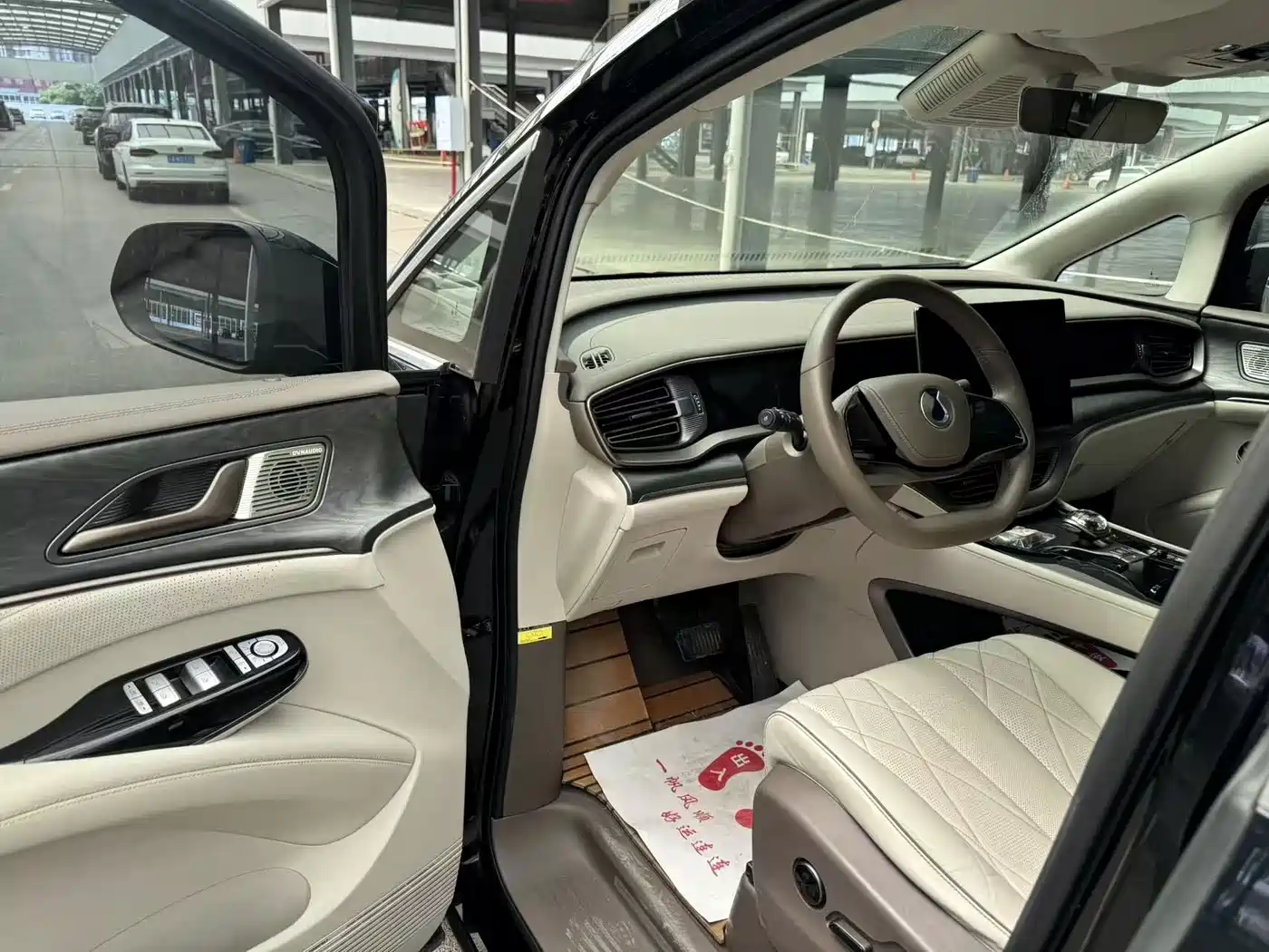 Denza D9 2023 2022 EV 620 Premium