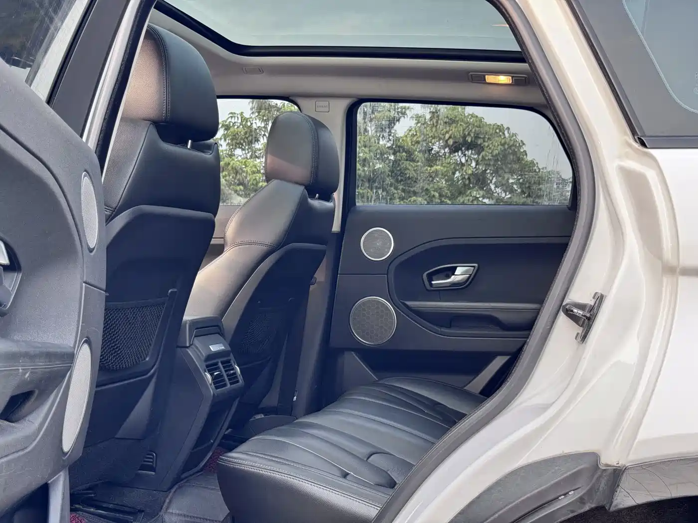 Land Rover Range Rover Evoque 2015 2.0T 5-Door Intelligent Edition фото 7