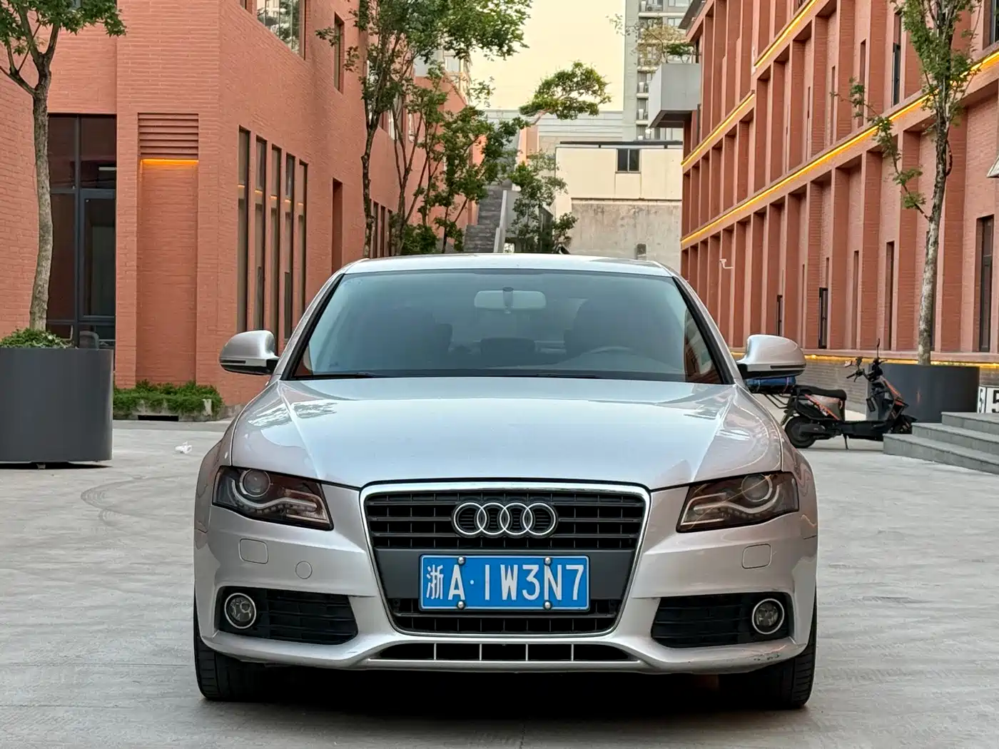 Audi A4L 2010 2.0 TFSI Standard фото 2
