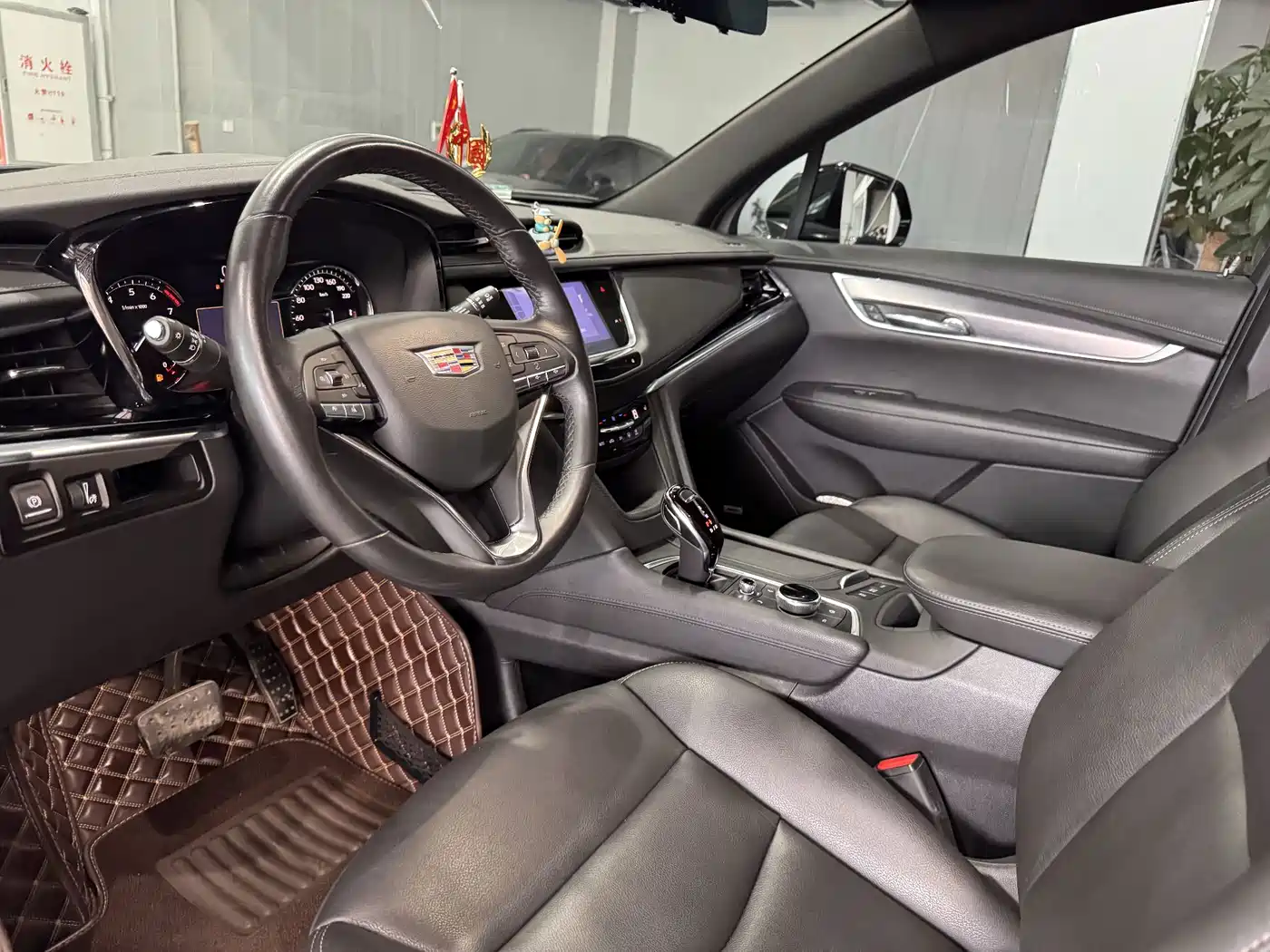 Photo 12 - Cadillac XT6