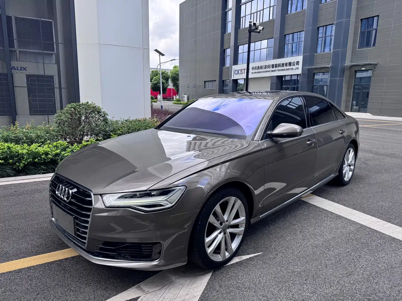 Фото 1 - Audi A6L