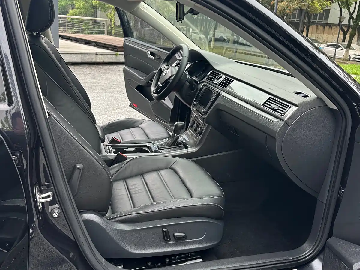 Volkswagen Passat 2017 330TSI DSG Prestige фото 14