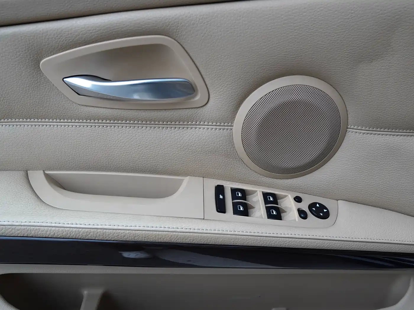 BMW 3 Series 2009 325i Luxury фото 18
