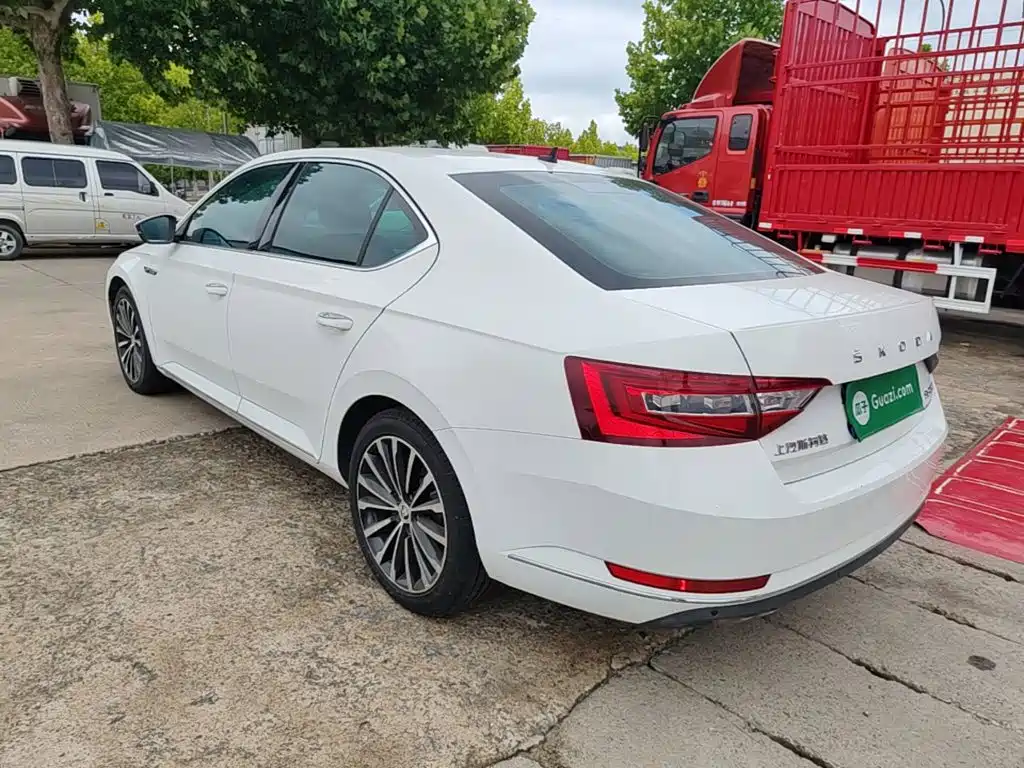 Фото 5 - Škoda Superb