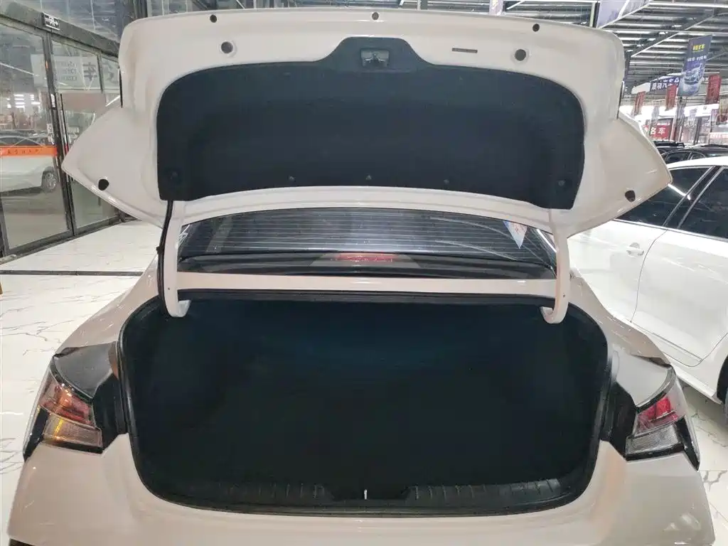 Hyundai Elantra 2023 Model 1.5L CVT LUX Premium Edition фото 16