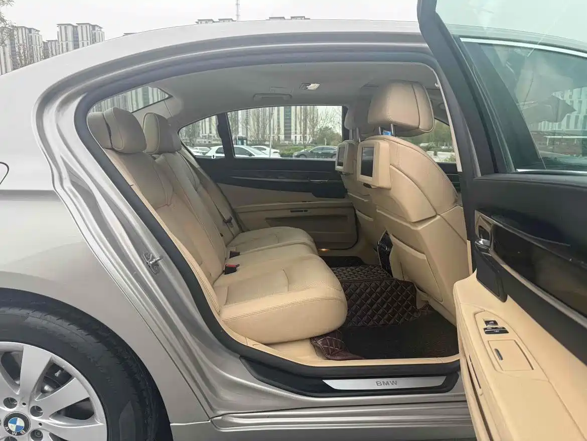 BMW 7 Series 2009 740Li Luxury фото 18