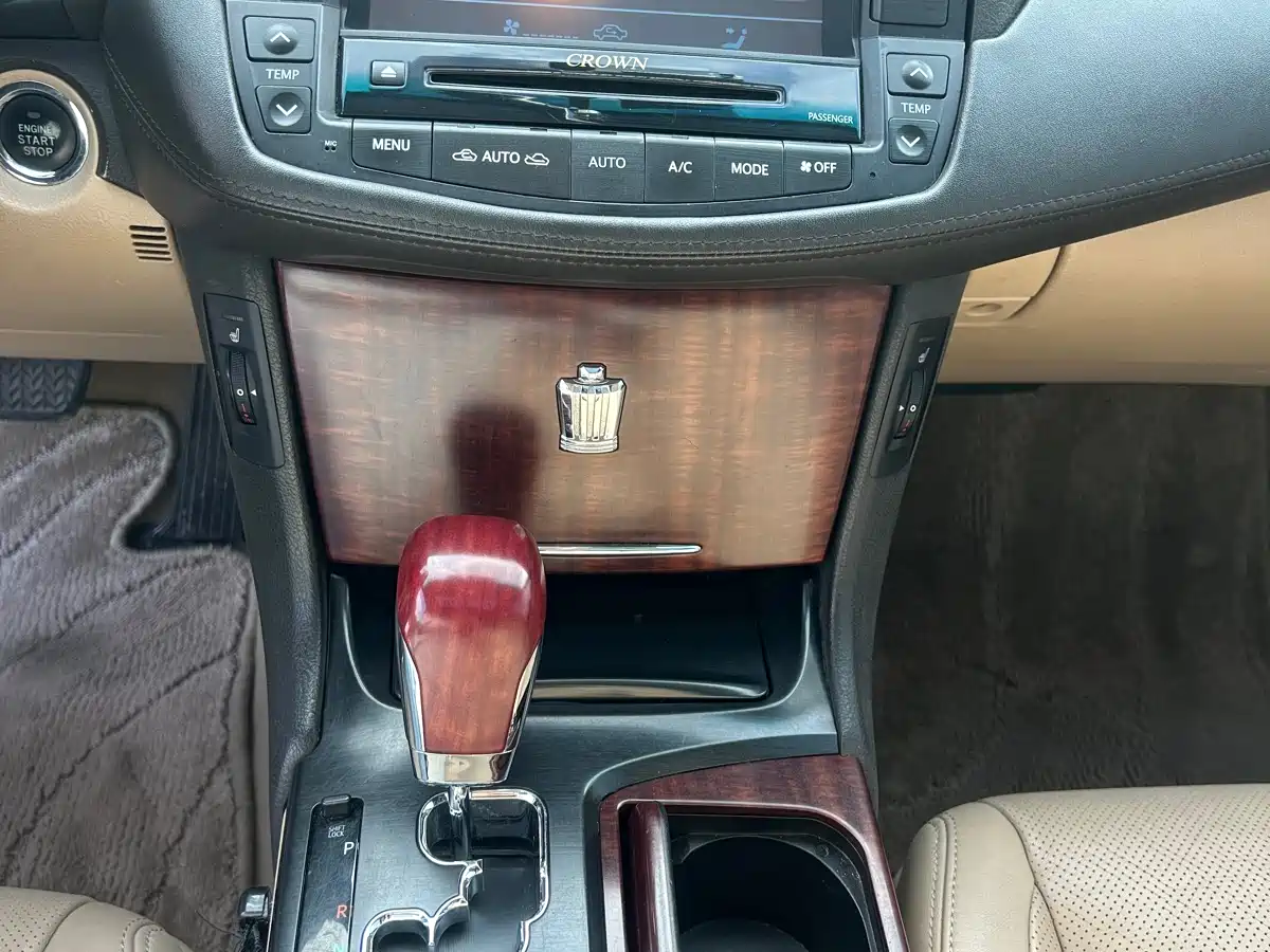 Toyota Crown 2011 2.5L Royal Leather Sunroof Special Edition фото 5