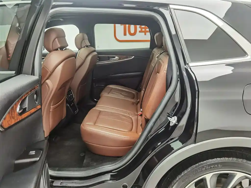 LINCOLN NAVIGATOR (IMPORT)