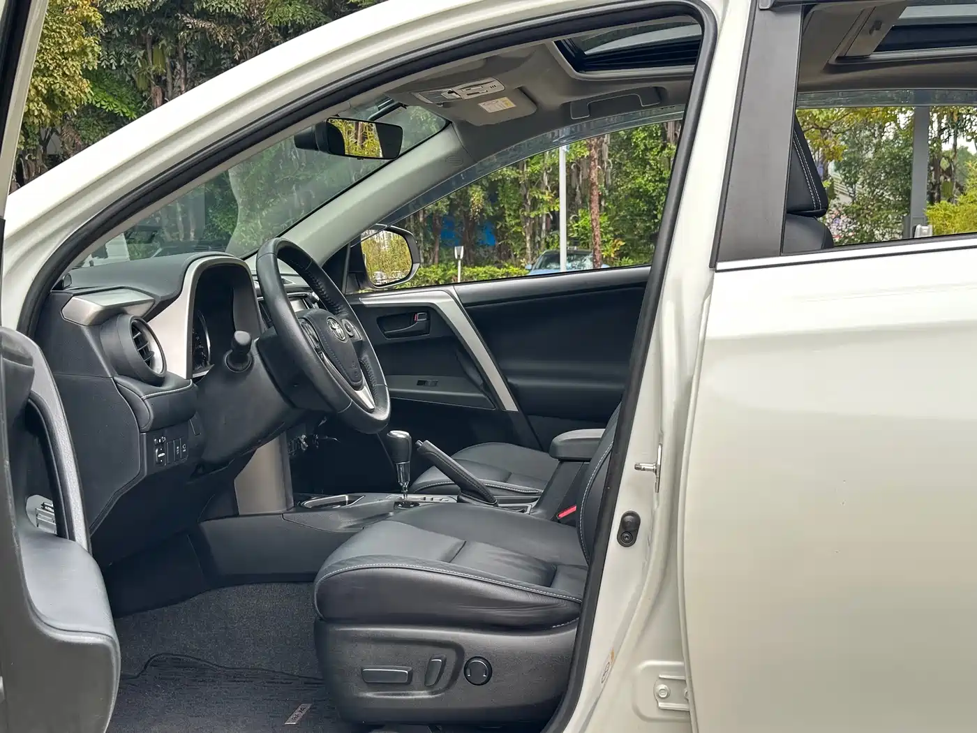 Toyota RAV4 Rongfang 2016 2.5L Automatic 4WD Elite фото 4