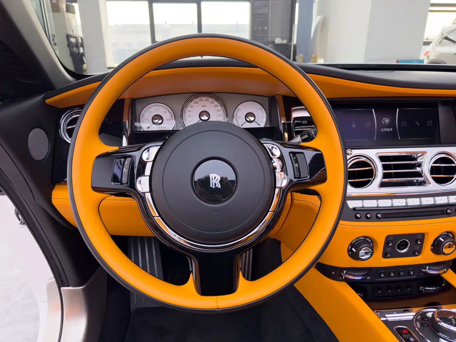 Фото 21 - Rolls-Royce Dawn