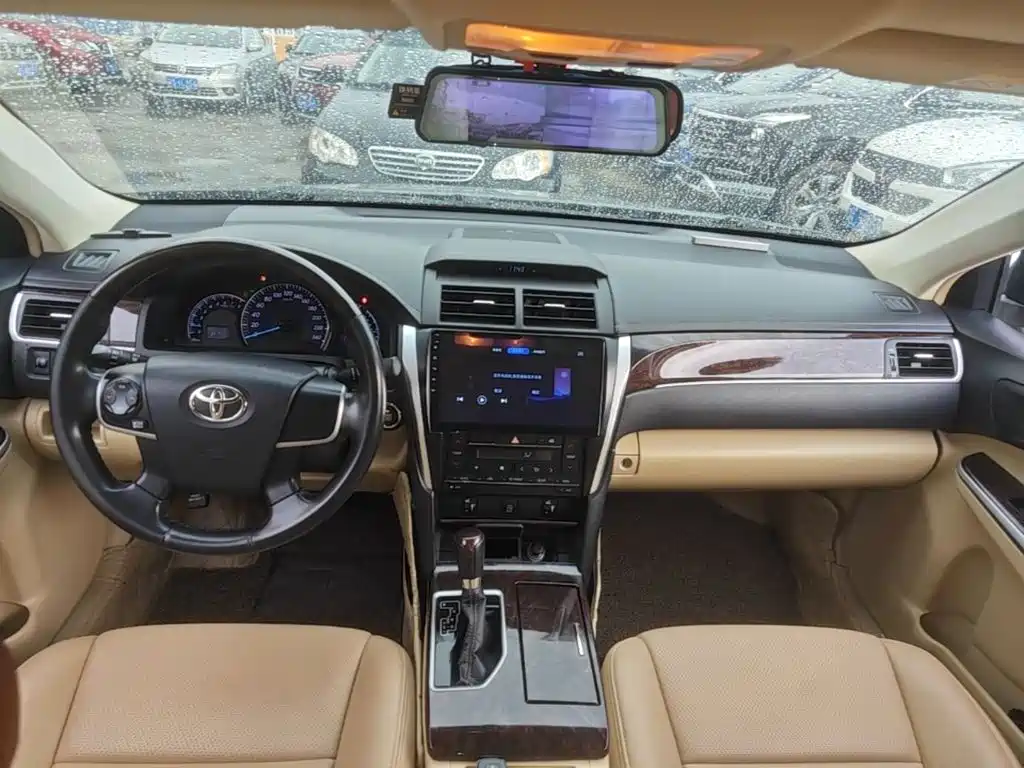 Фото 10 - Toyota Camry