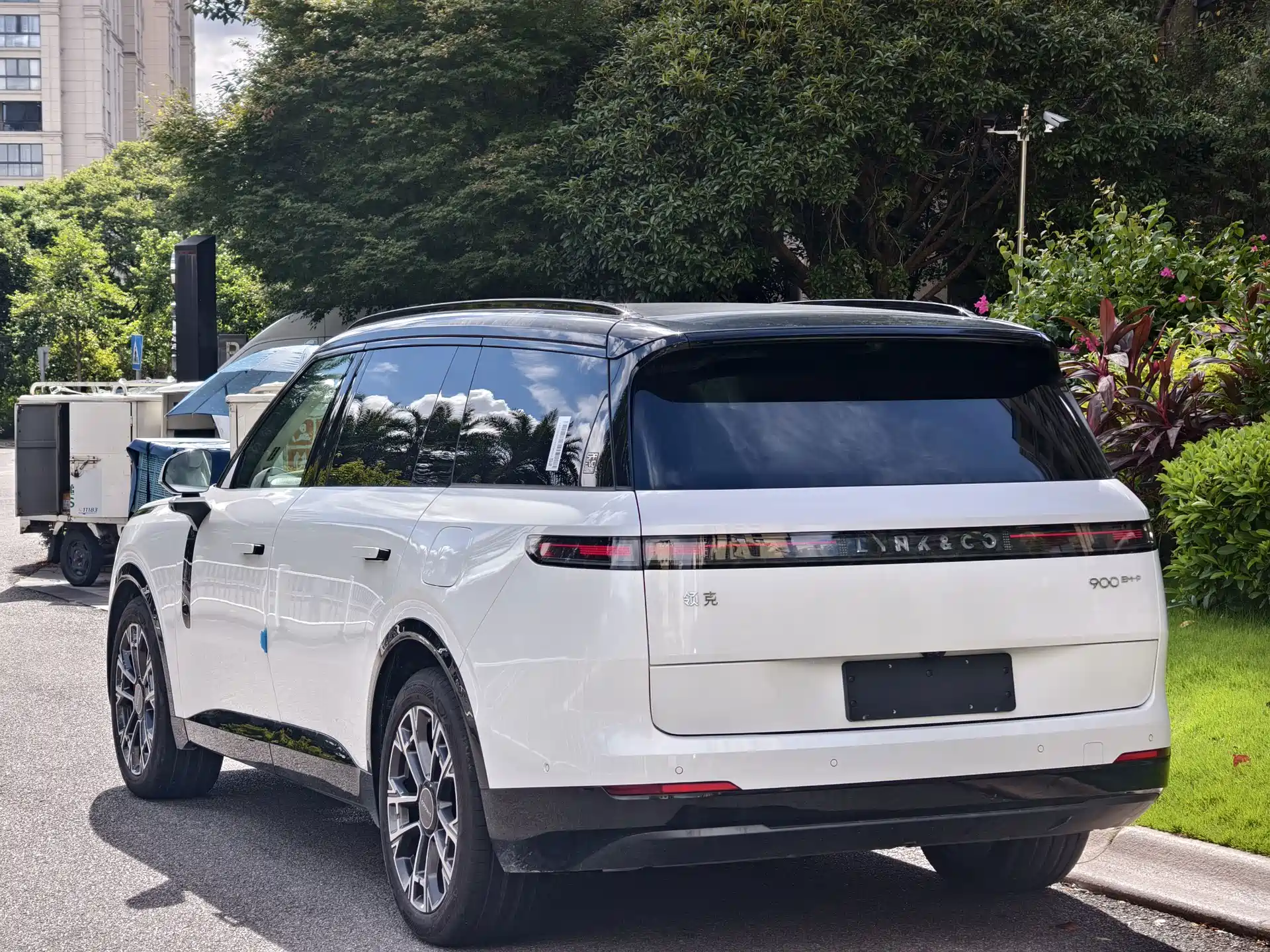 Photo 5 - Lynk & Co 900
