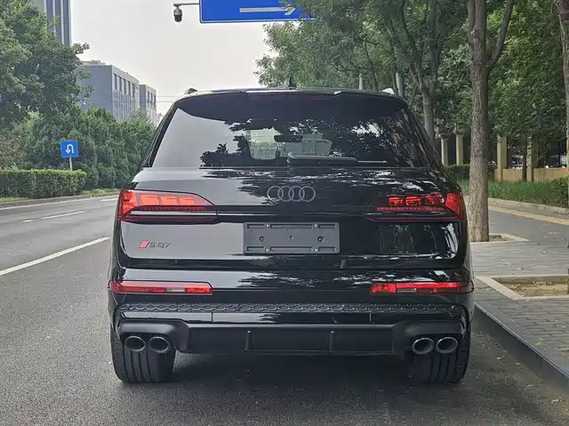 Audi SQ7 2024 4.0 TFSI — фото 5