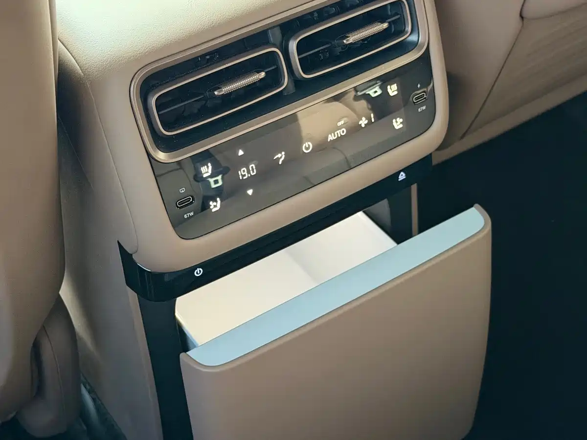 Li Auto i6 2026 2025 4WD Base Model
