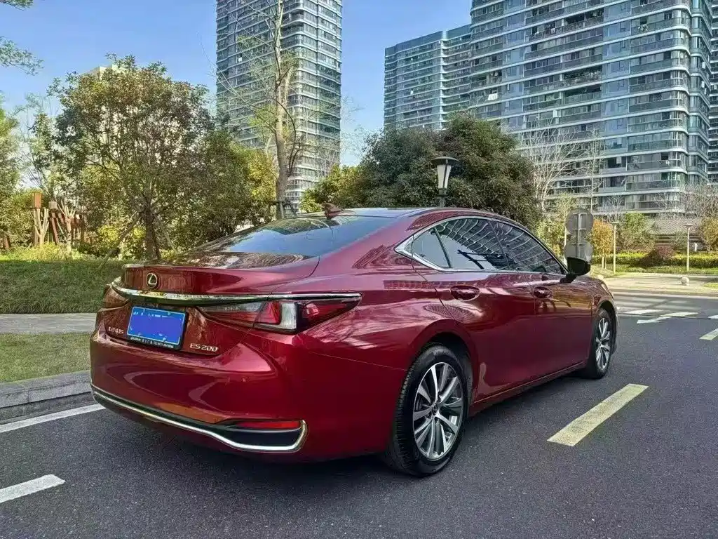 Photo 4 - Lexus ES