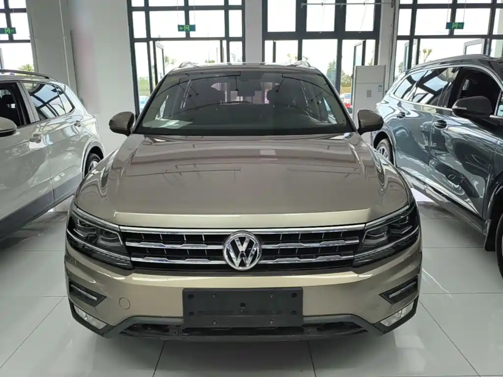 Photo 3 - Volkswagen Tiguan L
