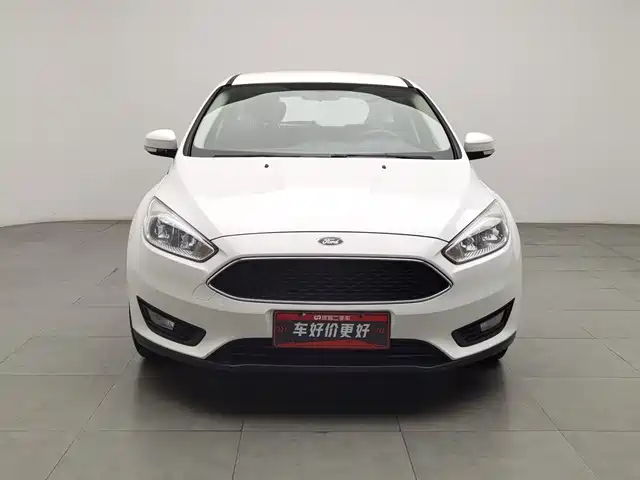 Ford Focus 2015 Hatchback 1.6L Automatic Comfort — фото 3