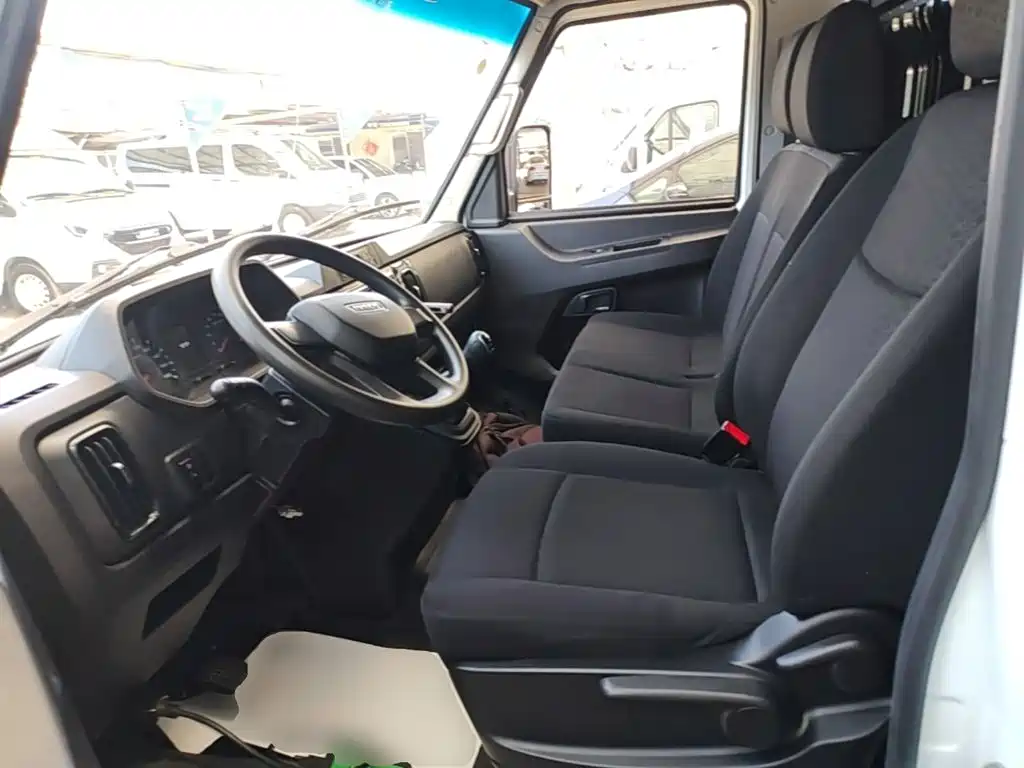 Iveco Daily 2025 2023 2.5T V40 Van Long Wheelbase Medium Roof Dual Tire Manual Door 2-3 Seats