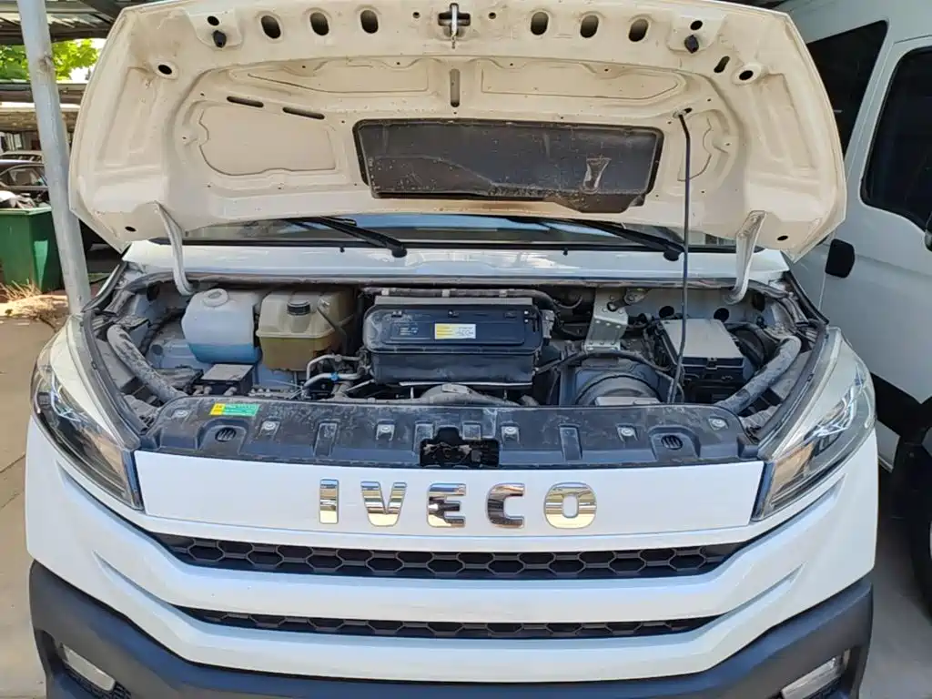 Iveco Daily 2025 2023 2.5T V40 Van Long Wheelbase Medium Roof Dual Tire Manual Door 2-3 Seats
