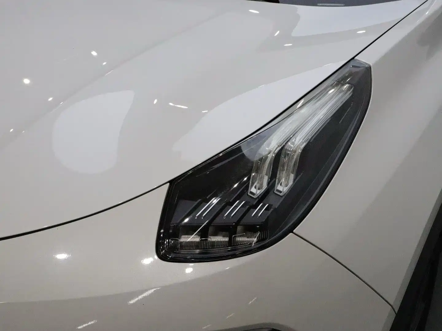 صورة 18 - Lynk & Co 01