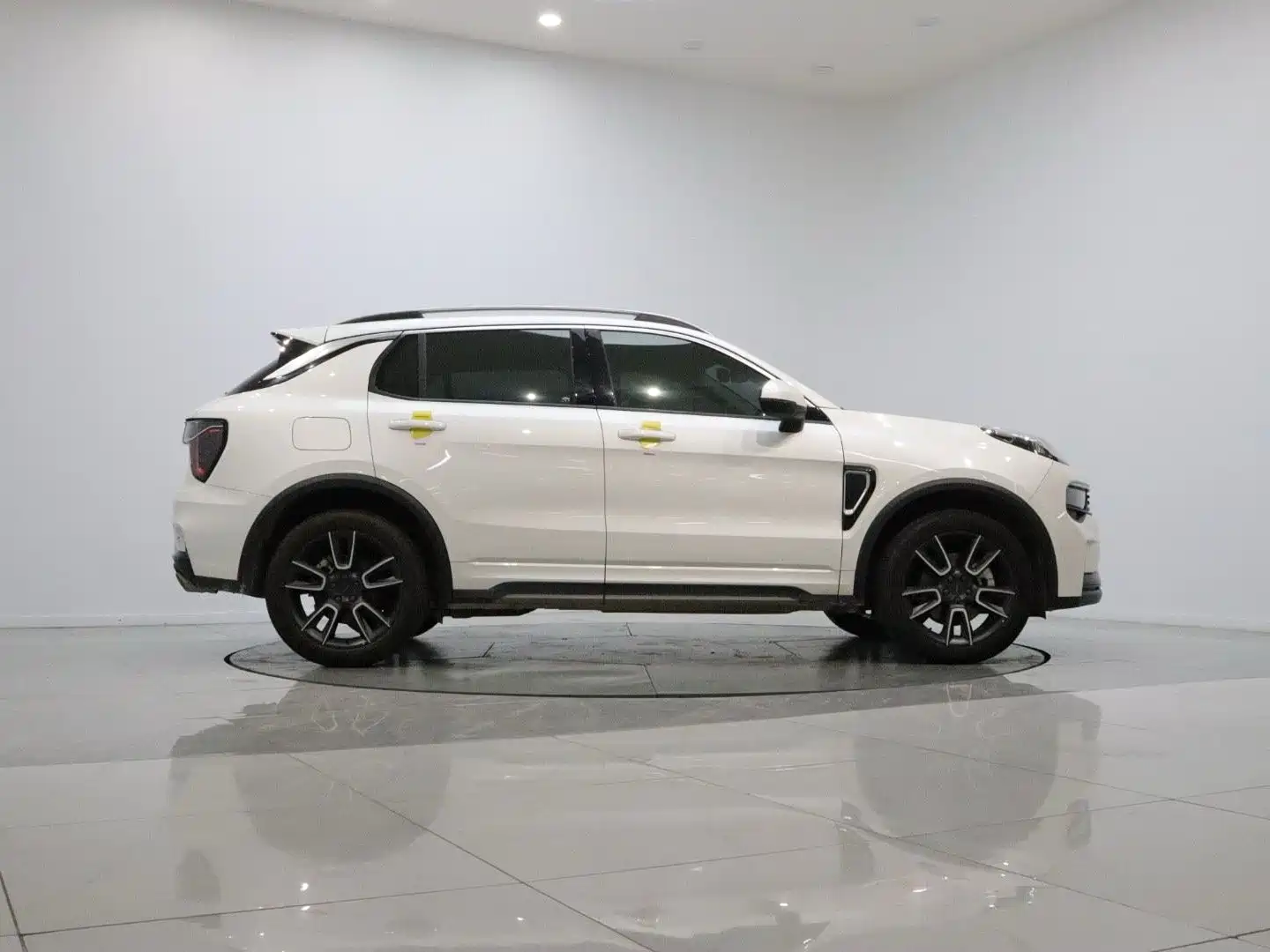 صورة 7 - Lynk & Co 01